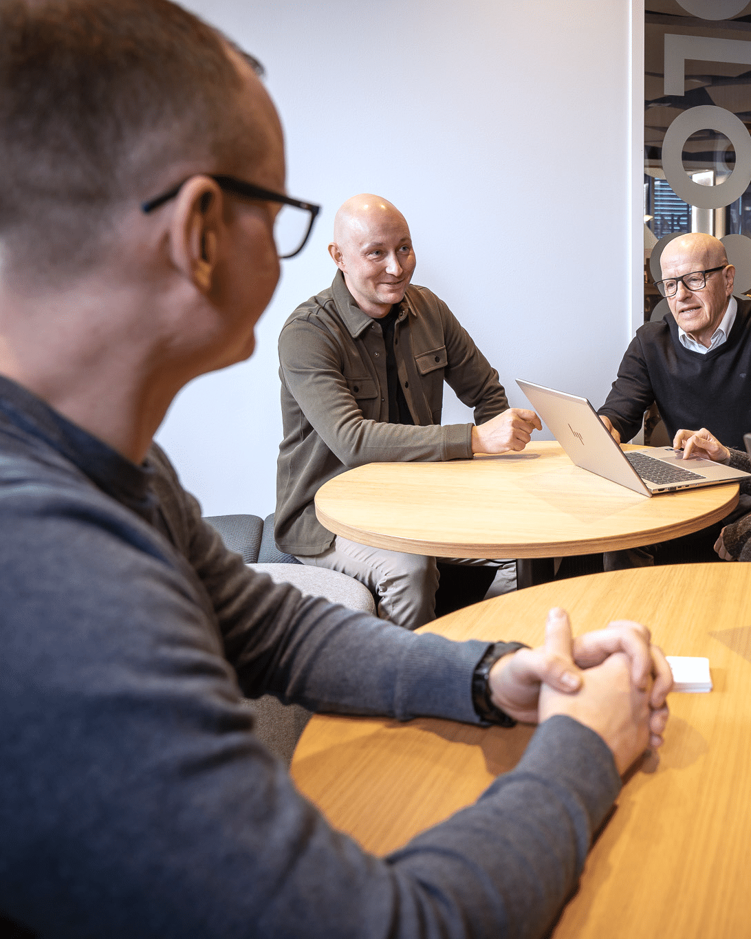 HJP-Kehitys-Oy-Iisalmi-3 Nuori nainen kannettavan tietokoneen aarella.